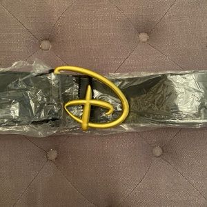 Belt with the Disney font “D”.
